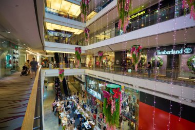 SINGAPORE - CIRCA JANUARY, 2020: Singapur 'daki alışveriş merkezinin içi