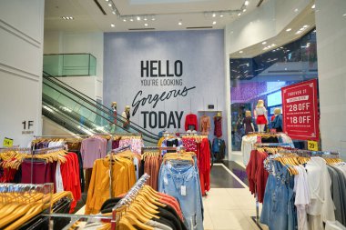 SINGAPORE - CIRCA JANUARY, 2020: Forever 21 mağazasının içi. Forever 21, Singapur 'da 313 @ Somerset alışveriş merkezi içinde bulunan bir mağaza ile temsil edilmektedir..