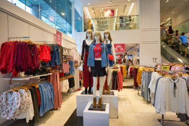 SINGAPORE - CIRCA JANUARY, 2020: Forever 21 mağazasının içi. Forever 21, Singapur 'da 313 @ Somerset alışveriş merkezi içinde bulunan bir mağaza ile temsil edilmektedir..