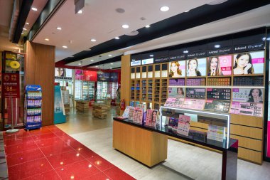 SINGAPORE - CIRCA JANUARY, 2020: Singapur 'daki mağazada kontak lensler sergileniyor.