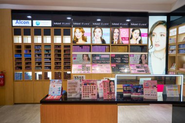 SINGAPORE - CIRCA JANUARY, 2020: Singapur 'daki mağazada kontak lensler sergileniyor.