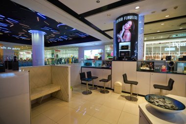 SINGAPORE - CIRCA JANUARY, 2020: Singapur 'daki alışveriş merkezinin içi