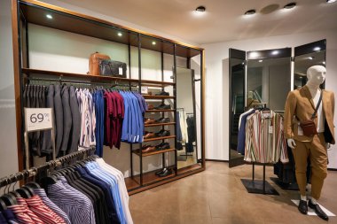 SINGAPORE - CIRCA JANUARY, 2020: Singapur 'daki Zara mağazasının içi.