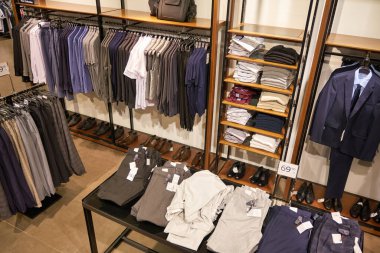 SINGAPORE - CIRCA JANUARY, 2020: Singapur 'daki Zara mağazasının içi.