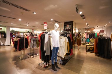 SINGAPORE - CIRCA JANUARY, 2020: Singapur 'daki Zara mağazasının içi.