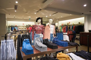 SINGAPORE - CIRCA JANUARY, 2020: Singapur 'daki Zara mağazasının içi.