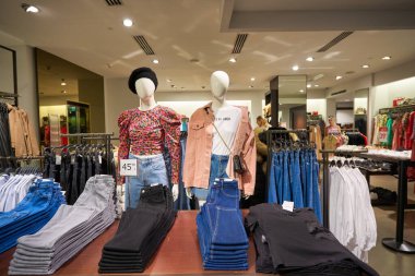 SINGAPORE - CIRCA JANUARY, 2020: Singapur 'daki Zara mağazasının içi.