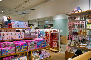 SINGAPORE - CIRCA JANUARY, 2020: Singapur 'daki Hotwind mağazasının iç çekimleri.