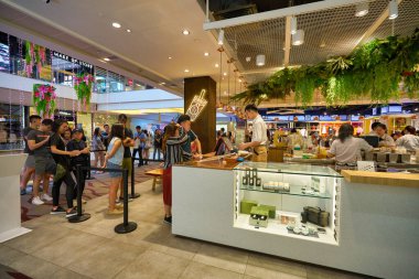 SINGAPORE - CIRCA JANUARY, 2020: İnsanlar alışveriş merkezindeki ChiCha San Chen 'den içki almak için sırada bekliyorlar.