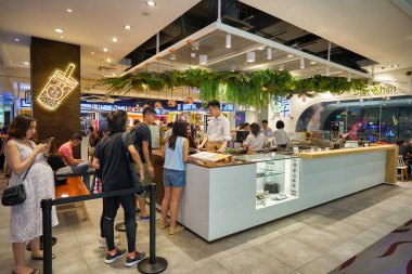 SINGAPORE - CIRCA JANUARY, 2020: İnsanlar alışveriş merkezindeki ChiCha San Chen 'den içki almak için sırada bekliyorlar.