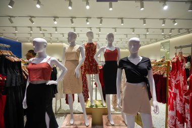 SINGAPORE - CIRCA JANUARY, 2020: Singapur 'daki Playdress mağazasının içi.