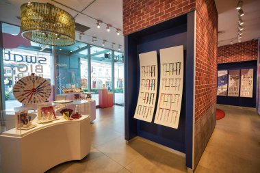 SINGAPORE - CIRCA JANUARY, 2020: Singapur 'daki Swatch mağazasının içi. Swatch, 1983 yılında kurulmuş İsviçreli bir saatçi.