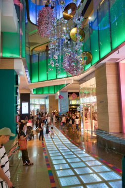 SINGAPORE - CIRCA JANUARY, 2020: Singapur 'daki alışveriş merkezinin içi