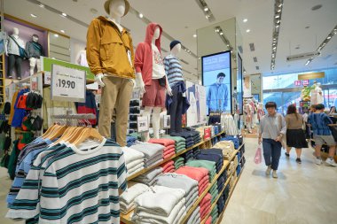 SINGAPORE - CIRCA JANUARY, 2020: UNIQLO Orchard Central 'ın iç çekimi, Global Flagship Store. Mağaza üç kat genişliğinde ve Orchard Road alışveriş kemerinde yer almaktadır..