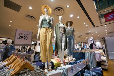 SINGAPORE - CIRCA JANUARY, 2020: UNIQLO Orchard Central 'ın iç çekimi, Global Flagship Store. Mağaza üç kat genişliğinde ve Orchard Road alışveriş kemerinde yer almaktadır..