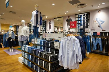 SINGAPORE - CIRCA JANUARY, 2020: UNIQLO Orchard Central 'ın iç çekimi, Global Flagship Store. Mağaza üç kat genişliğinde ve Orchard Road alışveriş kemerinde yer almaktadır..