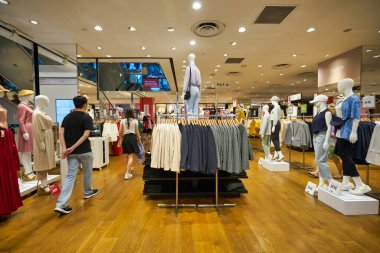 SINGAPORE - CIRCA JANUARY, 2020: UNIQLO Orchard Central 'ın iç çekimi, Global Flagship Store. Mağaza üç kat genişliğinde ve Orchard Road alışveriş kemerinde yer almaktadır..