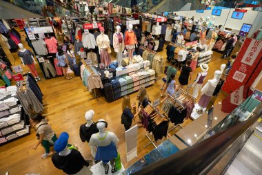 SINGAPORE - CIRCA JANUARY, 2020: UNIQLO Orchard Central 'ın iç çekimi, Global Flagship Store. Mağaza üç kat genişliğinde ve Orchard Road alışveriş kemerinde yer almaktadır..