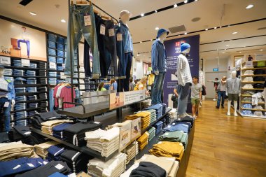 SINGAPORE - CIRCA JANUARY, 2020: UNIQLO Orchard Central 'ın iç çekimi, Global Flagship Store. Mağaza üç kat genişliğinde ve Orchard Road alışveriş kemerinde yer almaktadır..