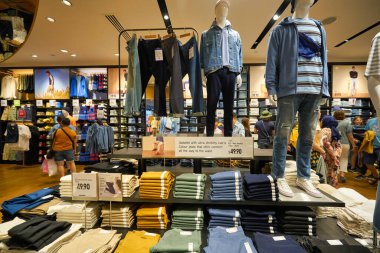 SINGAPORE - CIRCA JANUARY, 2020: UNIQLO Orchard Central 'ın iç çekimi, Global Flagship Store. Mağaza üç kat genişliğinde ve Orchard Road alışveriş kemerinde yer almaktadır..