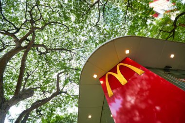 SINGAPORE - 19 HAZİRAN 2020: Singapur 'daki McDonald' s restoranında Altın Kemer tabelası.