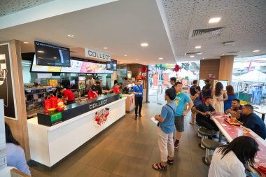 SINGAPORE - 19 HAZİRAN 2020: Singapur 'daki McDonald' s restoranının iç çekimleri.