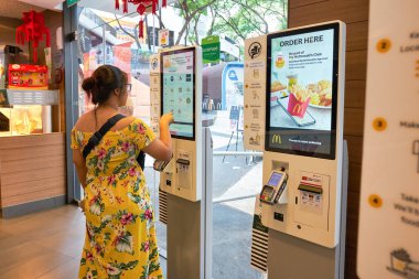 SINGAPORE - 19 HAZİRAN 2020: Singapur 'daki McDonald' s restoranında kendi kendini sipariş eden büfeler.