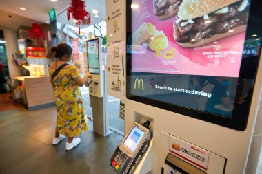 SINGAPORE - 19 HAZİRAN 2020: Singapur 'daki McDonald' s restoranında kendi kendini sipariş eden büfenin yakın çekimi.