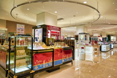 SINGAPORE - CIRCA JANUARY, 2020: The History of Whoo products Singapur 'daki Takashimaya mağazasında sergileniyor.