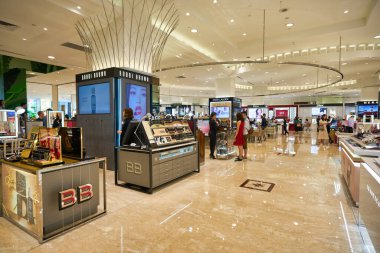 SINGAPORE - CIRCA JANUARY, 2020: Bobbi Brown Singapur 'daki Takashimaya mağazasında makyaj ürünleri sergileniyor.