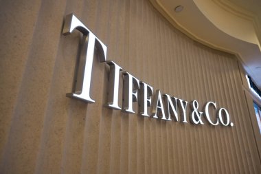 SINGAPORE - CIRCA JANUARY, 2020: Nge Ann City alışveriş merkezindeki mağazada Tiffany & Co tabelasının yakın çekimi.