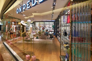 SINGAPORE - CIRCA JANUARY, 2020: Nge Ann City alışveriş merkezinde Pedder mağazasında.