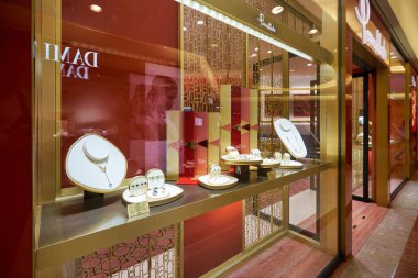 SINGAPORE - CIRCA JANUARY, 2020: Nge Ann City alışveriş merkezindeki Pomellato mağazasında mücevherler sergileniyor.