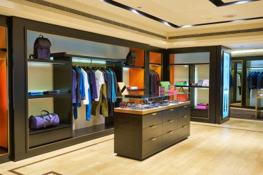 SINGAPORE - 19 HAZİRAN 2020: Singapur 'daki Ngee Ann City' deki Shanghai Tang mağazasının iç çekimi.