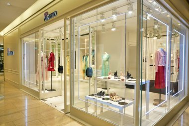 ŞARKI - 19 Ocak 2020: Singapur 'daki Ngee Ann City' de RED Valentino mağazası.