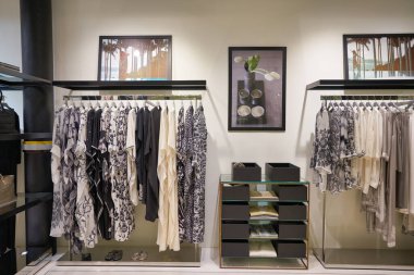 SINGAPORE - 19 Ocak 2020: Singapur 'daki Ngee Ann City' deki Marie France Van Damme mağazasının iç çekimi.