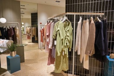 SINGAPORE - 19 HAZİRAN 2020: Singapur 'daki Ngee Ann City' deki Snidel mağazasının iç çekimi.