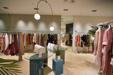 SINGAPORE - 19 HAZİRAN 2020: Singapur 'daki Ngee Ann City' deki Snidel mağazasının iç çekimi.