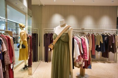 SINGAPORE - 19 HAZİRAN 2020: Singapur 'daki Ngee Ann City' deki Snidel mağazasının iç çekimi.