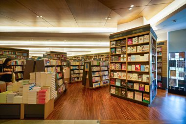 SINGAPORE - CIRCA JANUARY, 2020: Books Kinokuniya mağazasının içi, Singapur 'un en büyük kitapçısı. Kitaplar, dergiler, müzik, CD, manga ve çok daha fazlasını sunan mağaza.