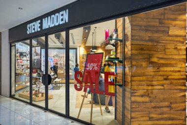 SINGAPORE - CIRCA JANUARY, 2020: Nge Ann City alışveriş merkezindeki Steven Madden mağazasının girişi.