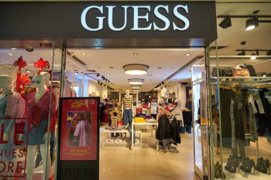 SINGAPORE - 19 HAZİRAN 2020: Singapur 'daki Ngee Ann City' de bir mağaza girişini imzala.