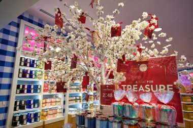 SINGAPORE - CIRCA JANUARY, 2020: Nge Ann City alışveriş merkezindeki Bath and Body Works mağazasında sergilenen mallar.