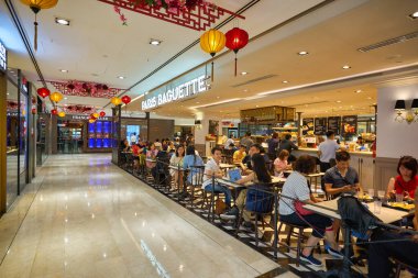 SINGAPORE - CIRCA JANUARY, 2020: İnsanlar Fransız esinlenilmiş fırın Paris Baguette Singapur 'da oturuyorlar