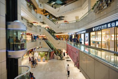 SINGAPORE - CIRCA JANUARY, 2020: Singapur 'daki Wisma Atria alışveriş merkezinin iç çekimi.