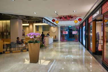 SINGAPORE - CIRCA JANUARY, 2020: Wisma Atria 'daki Kahve Fasulyesi ve Yaprağı Singapur' daki alışveriş merkezi.