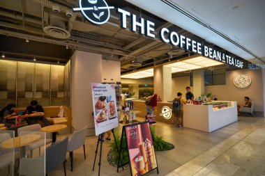 SINGAPORE - CIRCA JANUARY, 2020: Wisma Atria 'daki Kahve Fasulyesi ve Yaprağı Singapur' daki alışveriş merkezi.