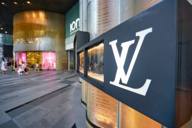 SINGAPORE - CIRCA JANUARY, 2020: Singapur 'daki ION Orchard alışveriş merkezinde görülen LV işaretinin yakın çekimi.