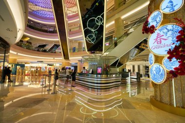 SINGAPORE - CIRCA JANUARY, 2020: Singapur 'daki ION Orchard alışveriş merkezinde resepsiyon görevlisi.