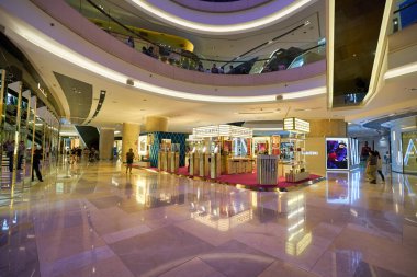 SINGAPORE - CIRCA JANUARY, 2020: Singapur 'daki ION Orchard alışveriş merkezinde Bvlgari sayacı.